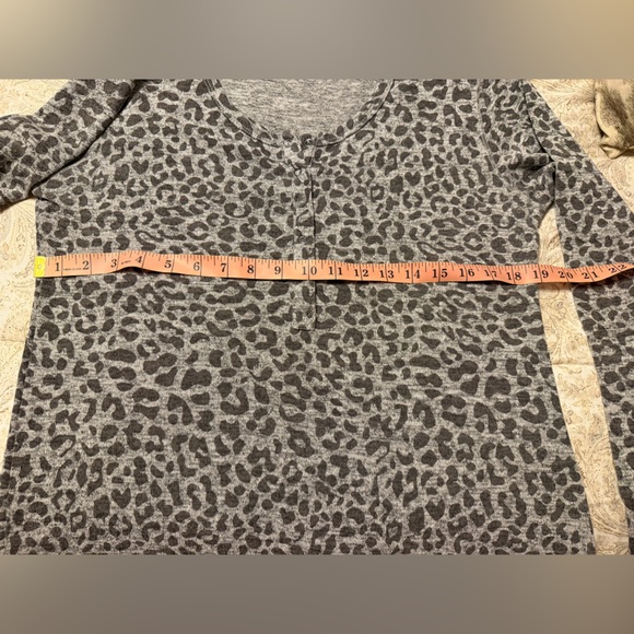 Sweet Romeo Womens Long Sleeve Thumbhole Top, XL, Like New, Snap Button Closure - Picture 13 of 14